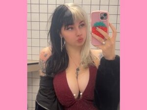 Profile Picture of Angelina_Glass